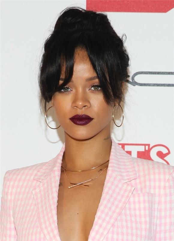 rihanna pembe ve beyaz ekose bir ceket ve altın takılar ile ışık saçıyor