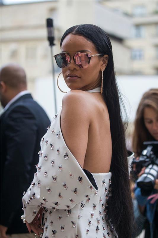 rihanna labai ilgi plaukai tiesi juoda spalva rožinio aukso akiniai nuo saulės balta suknelė paprasta moters šukuosena