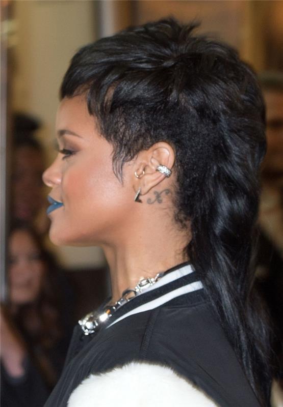rihanna saç kesimi kadın trendi klasik kefal saç modeli üst kulak piercing hacmi
