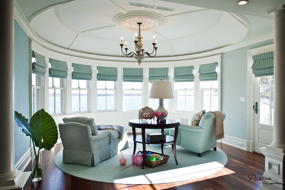 Luxuosa sala de estar com persianas romanas, combinando com a decoração interior