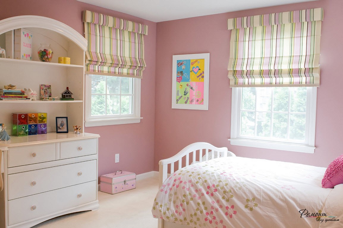 Interior delicado de um quarto para uma menina com cortinas romanas nas janelas