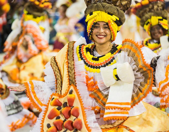 Karnaval için geleneksel kostüm, karnaval şapkası, kadın kostümü basit bir fikir büyük beyaz ve turuncu elbise