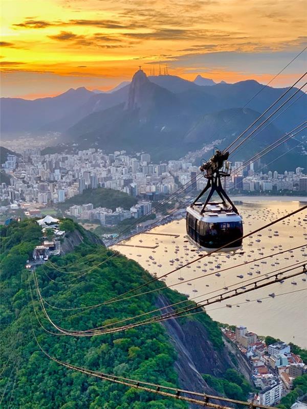 Lepa mestna pokrajina in narava v enem, Rio de Janeiro, pokrajinsko ozadje, sodobno lepotno mesto ob sončnem zahodu
