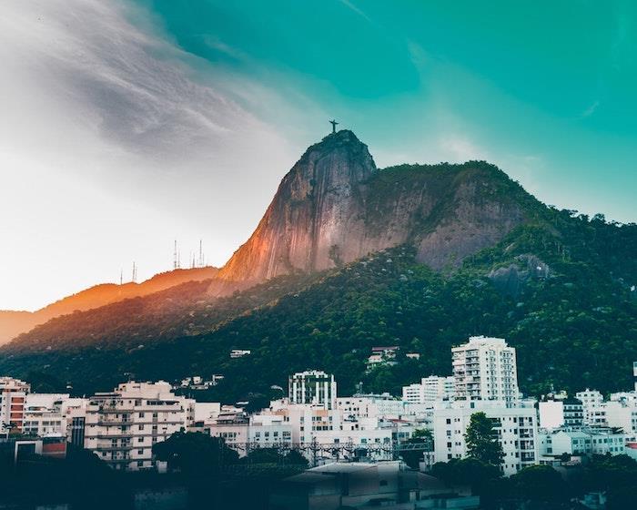 Brazilija Rio ob sončnem zahodu, oslič s kipom Jezusa, mestna pokrajina, pokrajinske tapete, čiste črte in hladne barve