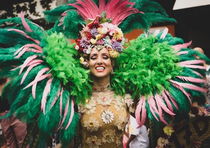 Altın rengi çiçekli elbise, omuzlarda gösterişli tüyler, kadınlar için carnava kostümü, en güzel kıyafetler