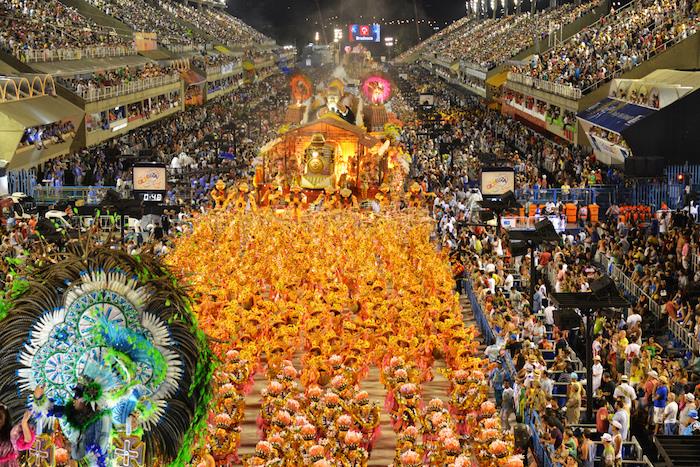 Rio de Janeiro sokakları kostümlü insanlarla, ilkbaharda karnaval partisi, ilham kılık değiştirmiş kendin yap