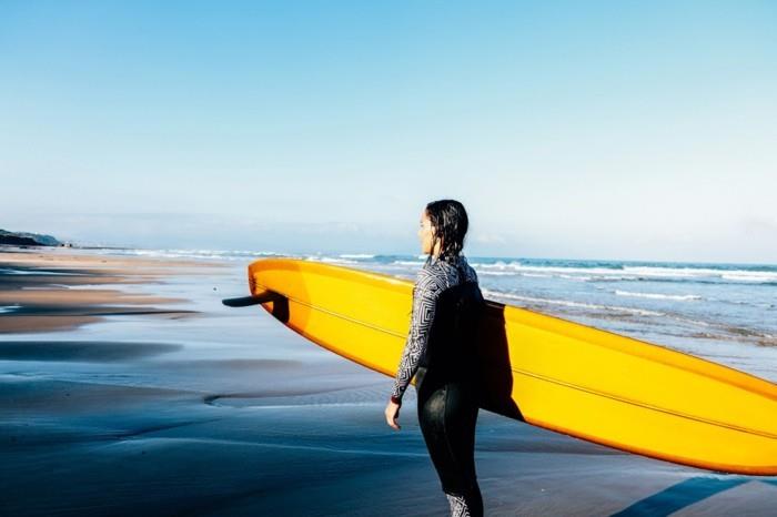 „rip-curl-woman-wetsuit-surf-pigiai“ suknelė-gerai-komfortas-paplūdimyje-graži moteris