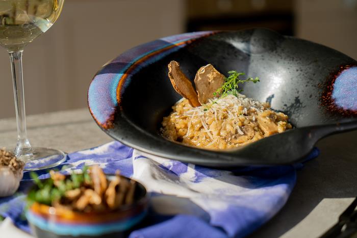 İtalyan vejetaryen yemeği, çeşitli mantarlı kremalı parmesanlı risotto ve üstüne taze kekik ve kuru mantar dekoru