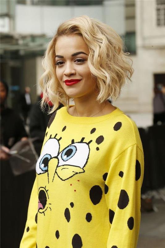 rita ora, kratka pričeska, blond lasje, vintage valovit bob shock elegantna obleka