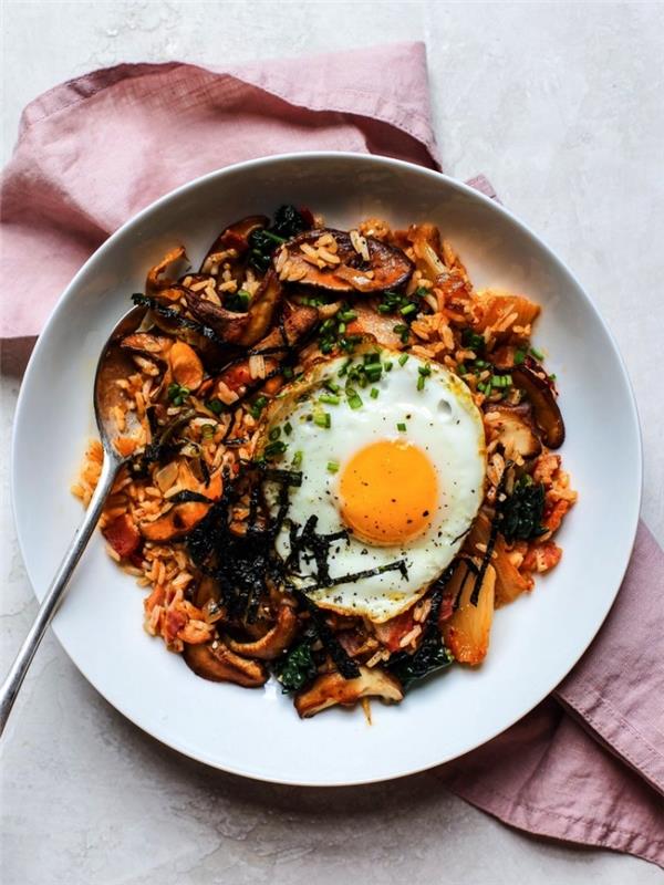 recept za ocvrt riž s kimchi in shiitake gobami skupaj z ocvrtim jajcem, enostaven recept za večer