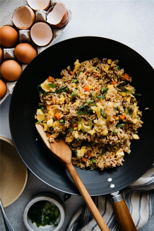 recept za ocvrt riž z jajci in zelenjavo, zamislite se, kaj boste hitro pojedli zvečer