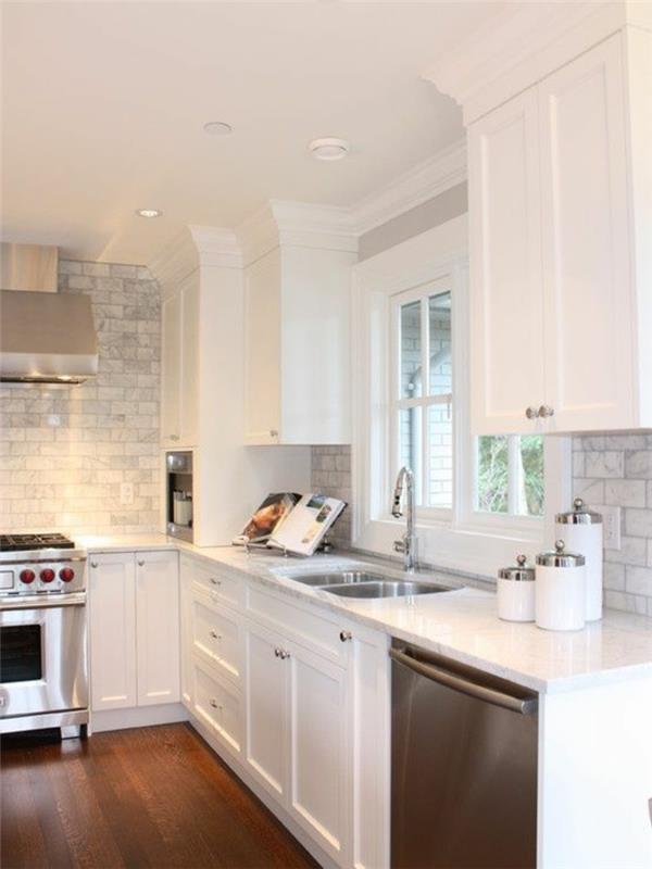 beyaz mobilya-ve-koyu-ahşap-parke-ve-beyaz-tavan-zeminlerle-mutfağını yenilemek