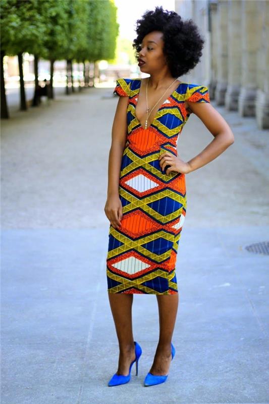 midi suknelė, apkabinanti kūną, iškirpta iškirpte, spalvingais Afrikos geometriniais raštais