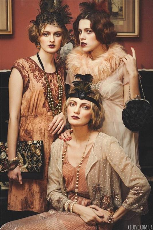Obleka dvajsetih let, tri mlade dame v oblečenih breskev oblekah, oblečene kot v dobi jazza