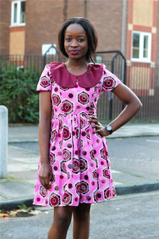 model roza obleke z ovratnikom peter pan v fuksiji, afriška moda, kratki rokavi, dolžina do kolena, vzorci volanov v fuksiji in rdeči