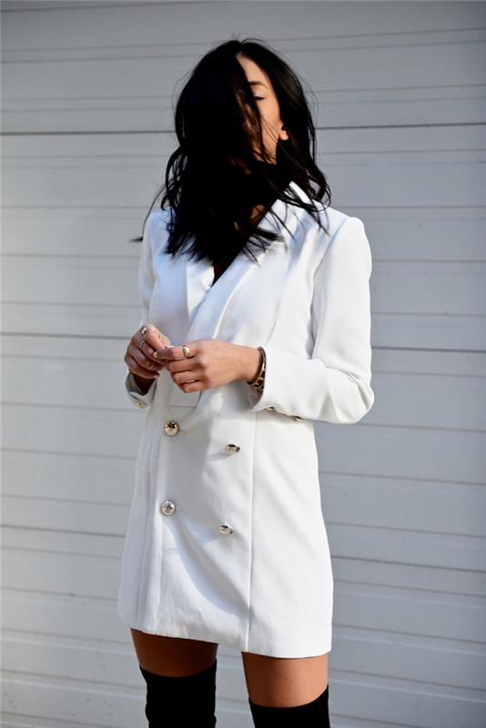 beyaz blazer elbise ve siyah uyluk çizmeler ile şık kadın elbise tarzı fikir, kısa beyaz elbise modeli