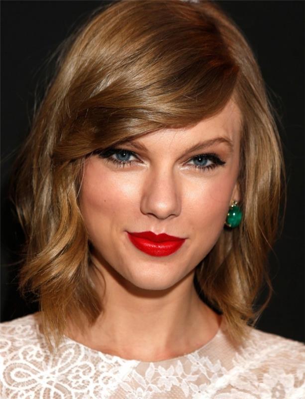 Taylor Swift saç modeli, yandan patlamalı omuz uzunluğunda saç, katmanlı bobda bakır kahverengi saç rengi