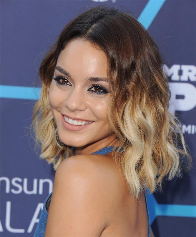 Vanessa Hudgens srednje dolga naravno kodrasta frizura, ombre model na kratkih laseh