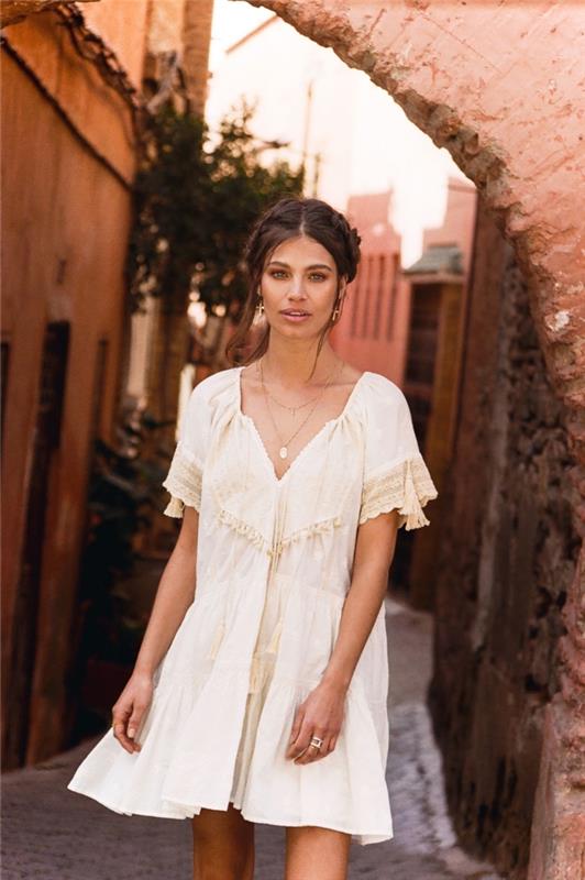 bohem kadın elbise stili, püskül detaylı kısa kollu akıcı tasarımlı kısa yaz beyaz elbise fikri