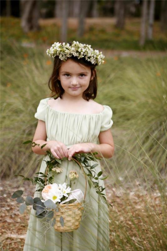 Sevimli kız elbisesi nedime veya çocuk kıyafeti vaftiz elbisesi
