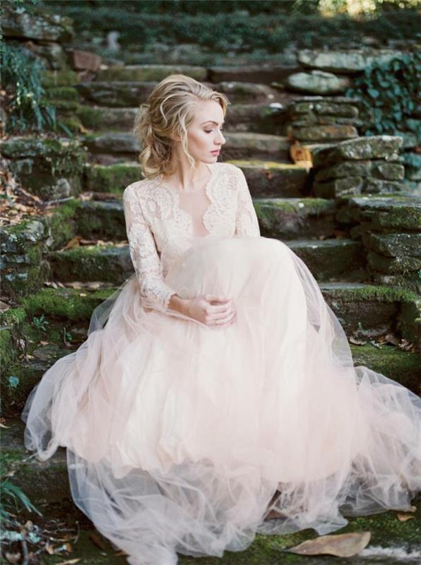 pūsta kaimiška suknelė, ilgos nėrinių rankovės, labai šviesiai rožinė suknelė