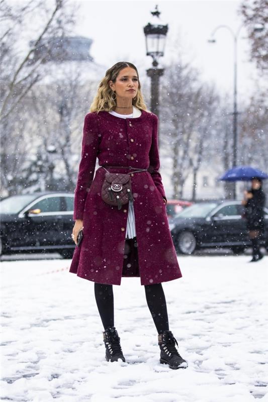 elegantna ženska ideja zimskega videza v beli in črni barvi z vijoličnim plaščem, model plašča do kolena v vinski barvi