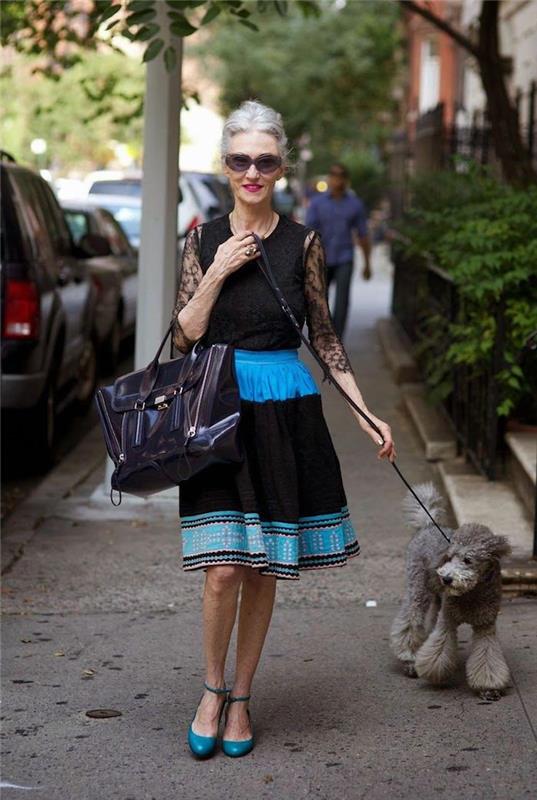 elbise şık kadın 60 yaşında mavi ve siyah dantel kollu mavi ayakkabı siyah çanta