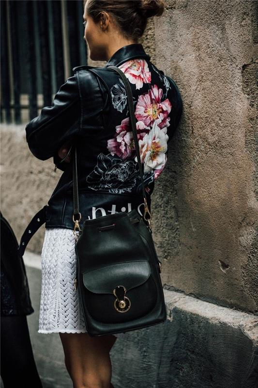 ideja, kako nositi žensko kolesarsko jakno s krilom ali kratko obleko, spomladansko obleko v črni usnjeni jakni s cvetličnimi vzorci