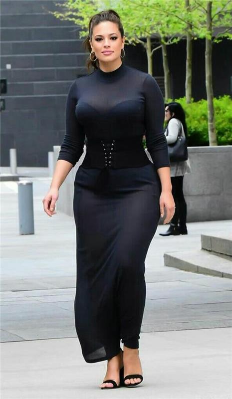 kadın giyim, aktris Ashley Graham, siyah yarı şeffaf tören elbisesi, siyah büstiyer, 3-4 kollu, siyah sandaletler