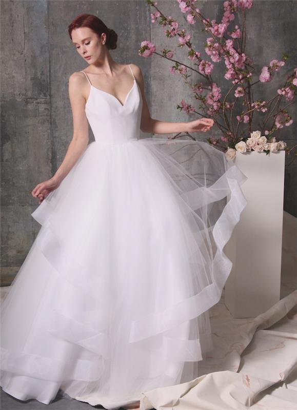 vestuvinė suknelė su plisuotu tiulio sijonu ir balta krūtine su plonais dirželiais, žemos spalvos bandelė moterims