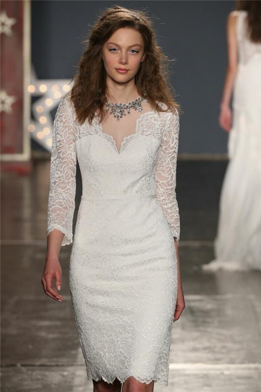 balta suknelė, ilgos nėrinių rankovės, gražus karoliai, trumpa vestuvinė suknelė