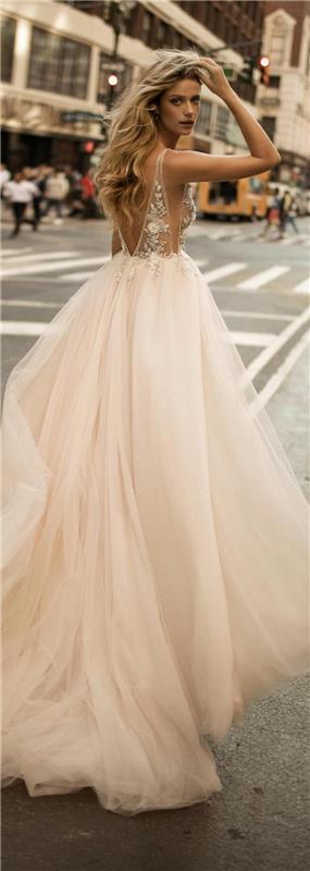poročna obleka v barvi šampanjca, obleka brez hrbta, valoviti lasje