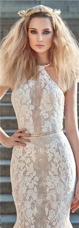 poročna obleka barve šampanjca, model obleke prilepljen na telo