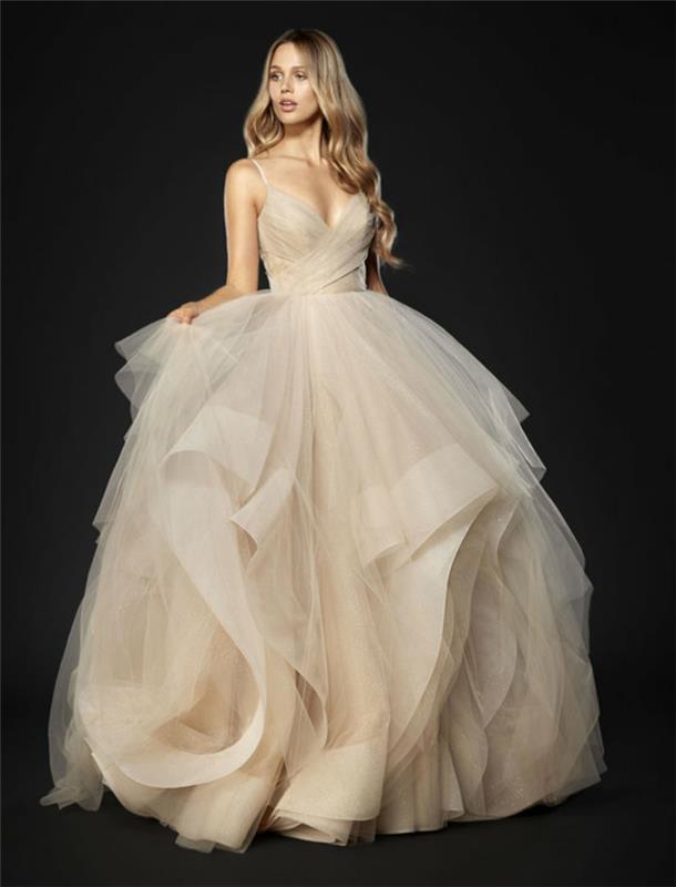 poročna obleka gole barve, napihnjena obleka in globok izrez