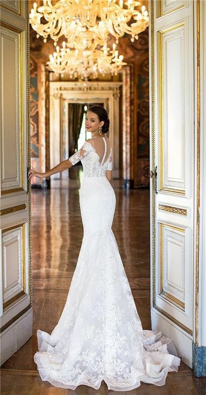 kirpimas 3-4 baltomis nėrinių rankovėmis, undinė vestuvinė suknelė, labai ilgas traukinys, undinė vestuvinė suknelė, pilies atmosfera, pobūvių salė su didelėmis renesanso stiliaus šviesomis