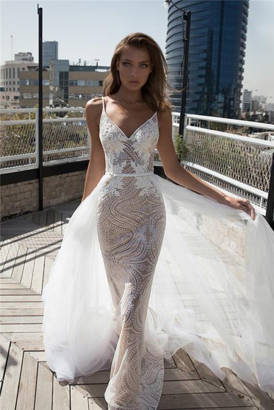 bodycon vestuvinė suknelė, ilgas baltas permatomas traukinys, V formos iškirptė, be rankovių, itin skaidrus modelis, vestuvinė suknelė su apvalkalu