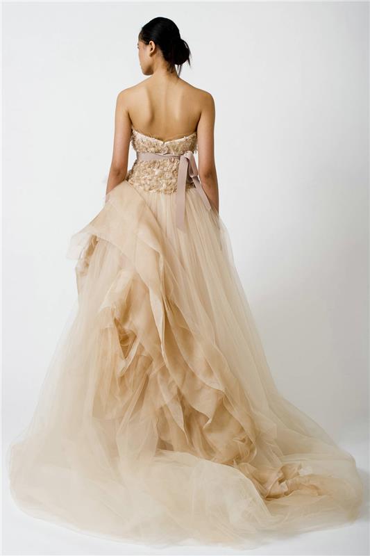 šampano spalvos tiulio vestuvinė suknelė su krūtine, papuošta raštuotomis plunksnomis ir mokos juosta, klostuotas sijonas su keliais tiulio sluoksniais