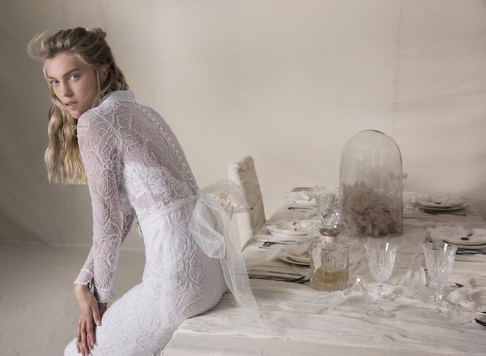 idėja sukurti skaidrią ir prigludusią nėrinių vestuvinę suknelę su rankovėmis ir juostele
