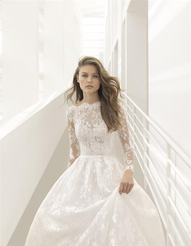 nėrinių vestuvinė suknelė ilgomis rankovėmis, skaidrus nėrinių viršus ir elegantiškas nėrinių sijonas