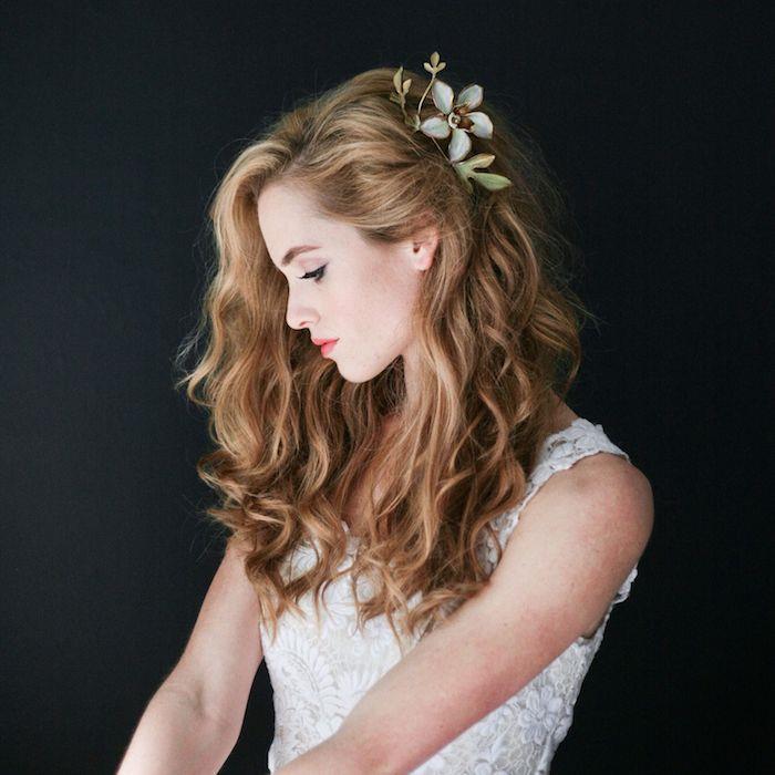 Düğüne konuk saç modeli, düğün saç modeli dalgalı saç tarafı, saçta çiçek aksesuarı, güzel şık saç modeli