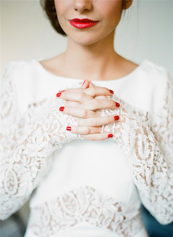 parlak erişte kırmızı ağız ve beyaz dantel kontrastı üzerinde oynayan düğün makyajı