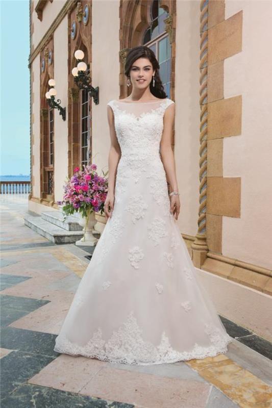 eleganten model z nekaj čipkastimi okraski, cvetličnimi motivi, poročna obleka morska deklica, polprozoren čolnski vrat z bustierjem, poudarjen z bogatim vzorcem čipk, ženska v romantičnem okolju
