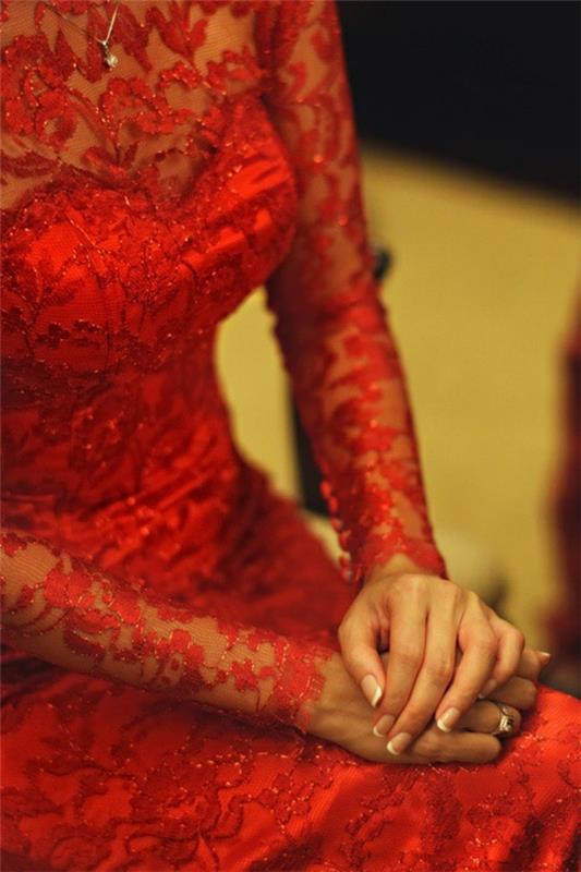 raudona nėrinių vakarinė suknelė