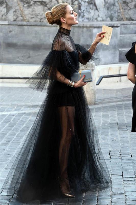 nėrinių suknelė, juodo tiulio suknelė, elegantiškos rankovės, bandelės šukuosena, platėjantis sijonas