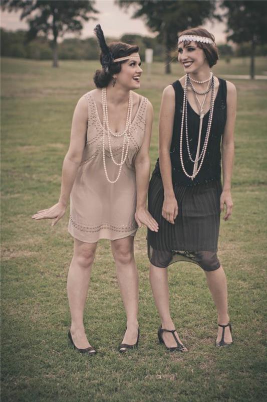 Obleka 20 -ih let, dve ženski v vintage oblekah, dolge ogrlice z biseri