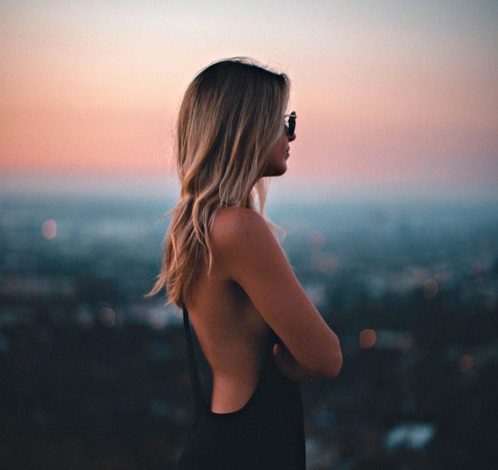 sodobna blond ombre tehnika barvanja na osnovnih rjavih laseh, eleganten model obleke z golim hrbtom v kombinaciji z okroglimi črnimi dodatki za sončna očala