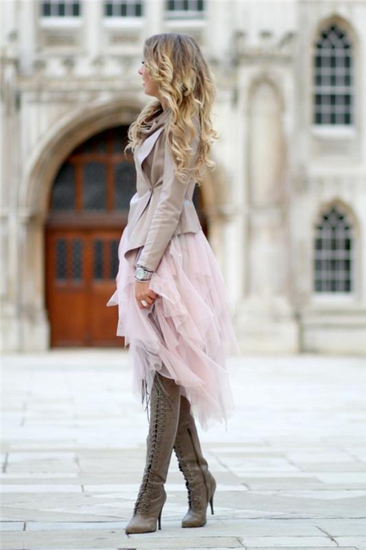 obleka s krilom v prašno roza barvi, elegantna in šokantna obleka, suknjič v biserno sivi barvi z ozkim pasom, škornji s čipkami spredaj