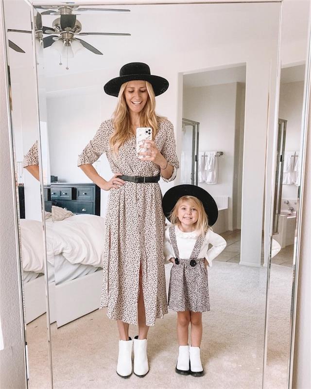 Motinos ir dukros blondinės veidrodinę asmenukės suknelę ir to paties audinio bei tos pačios skrybėlės kombinezoną, motinos dukros marškinėlius, prašmatnaus mamos ir dukters aprangos komplektą