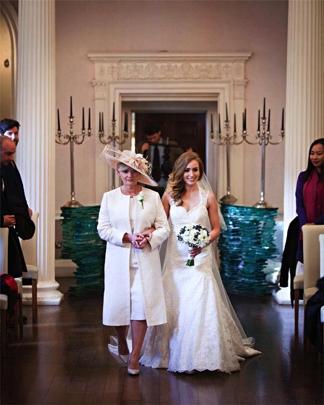 balta ceremoninė suknelė, tinkanti prie moteriškos suknelės vestuvėms ir rožinės spalvos pudra