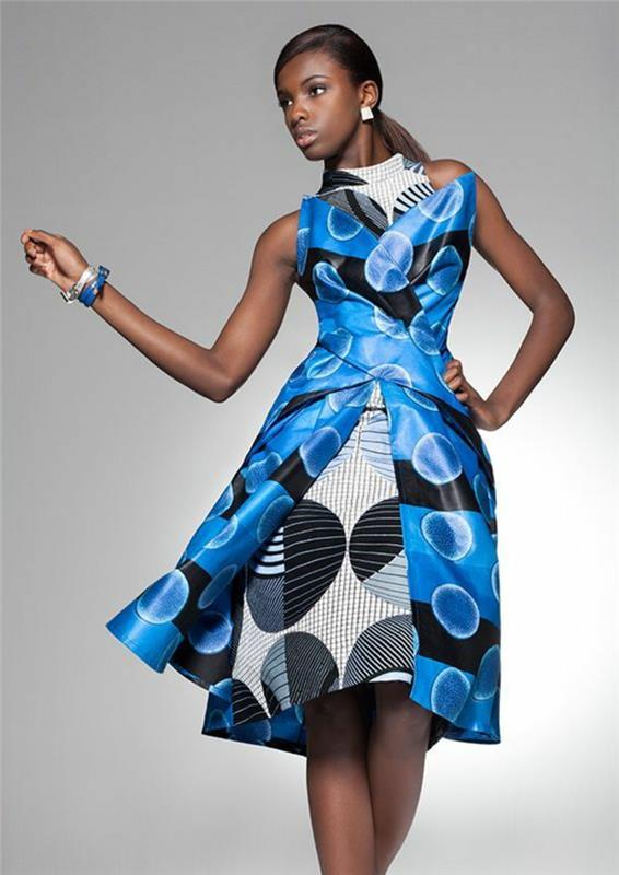 model obleke z večplastnim učinkom, v električno modro-beli barvi, V-izrez, svila z efektom satena, vzorci grafičnih krogov s črtami